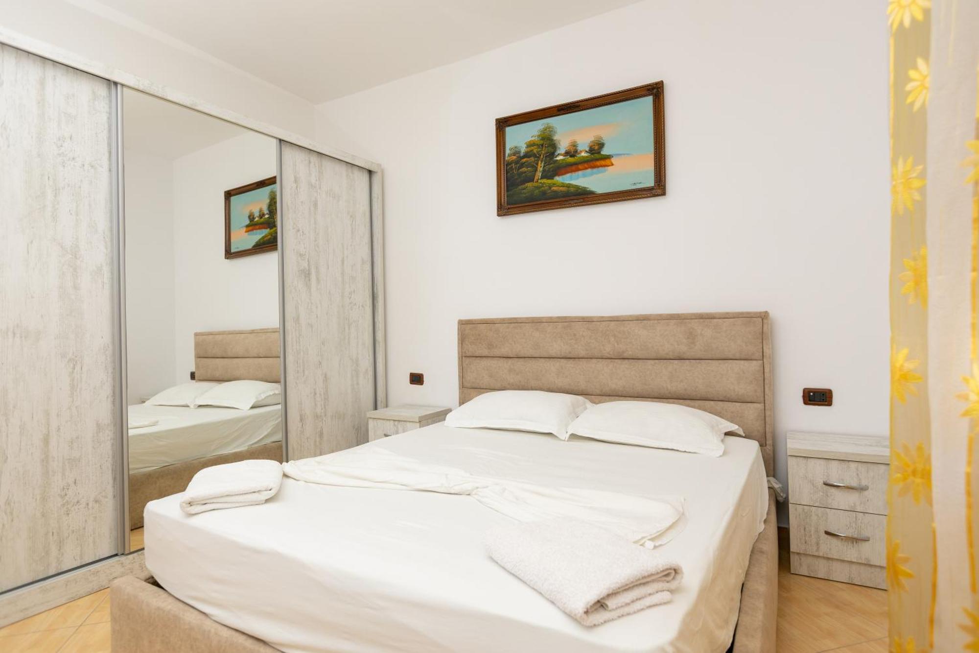 Da Vinci Apartment Вльора Екстер'єр фото